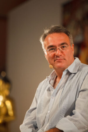 Marco Antonio Karam (Lama Tony) es el presidente y fundador de Casa Tíbet México, la institución educativa y cultural pro-Tíbet más antigua, sólida e influyente de toda América Latina. A lo largo de más de 35 años, su labor ha sido determinante para el florecimiento del budismo tibetano en el mundo de habla hispana, consolidando a la institución como un referente global que hoy cuenta con más de 2,000 miembros y múltiples sedes distribuidas estratégicamente en México y Centroamérica.